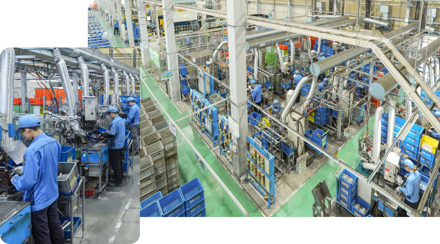 工場で作業する社員